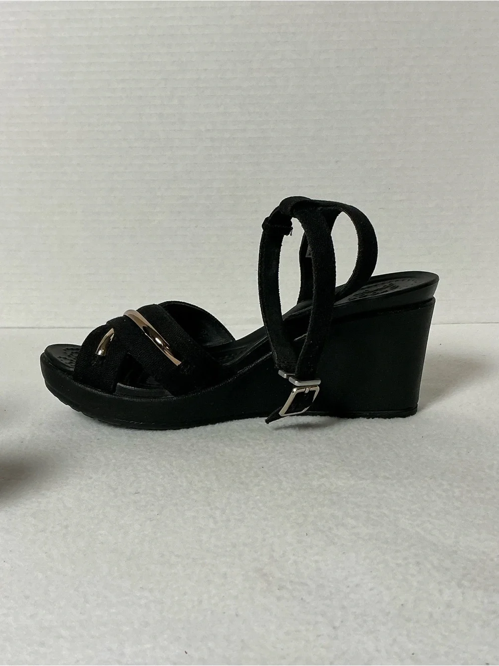 Crocs Leigh II Ankle Strap Wedge Sandals Black Womens Size 6 Metalblock Canvas